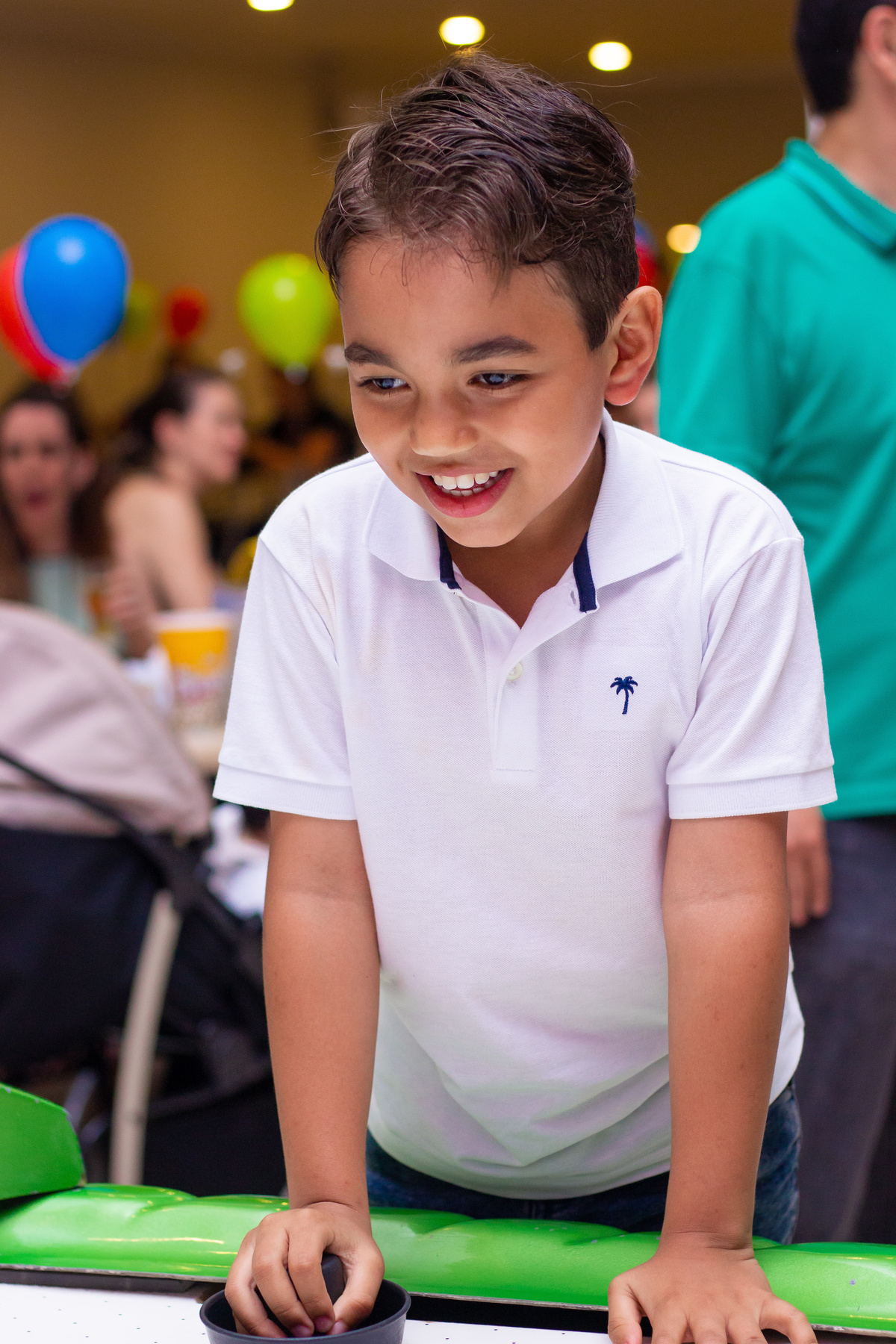 Menino sorrindo em aniversário
