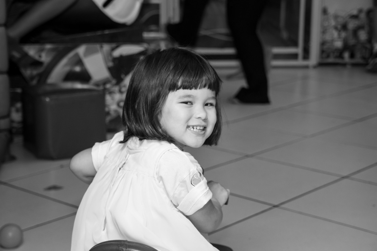 Menina brincando no aniversário infantil