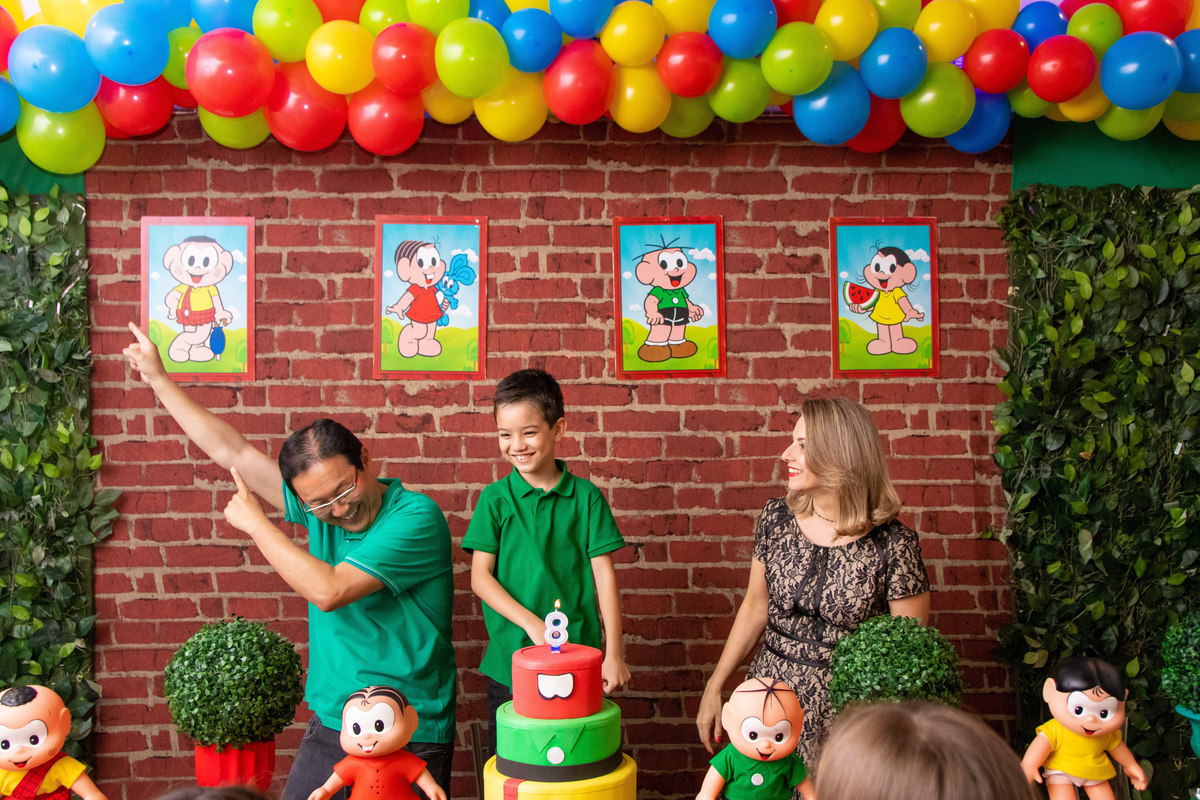 Pais e filho na hora do parabéns