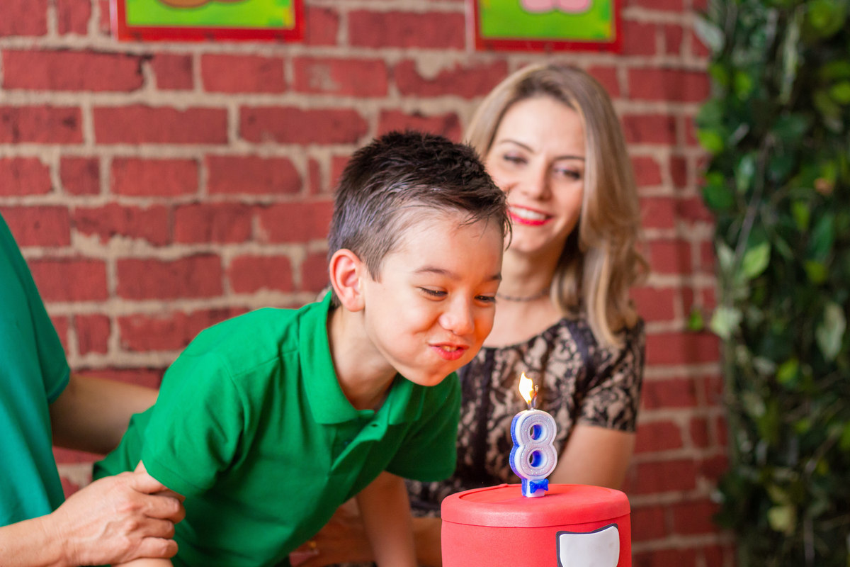 Aniversariante assoprando as velinhas