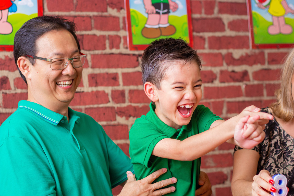 Aniversariante rindo na hora do parabéns