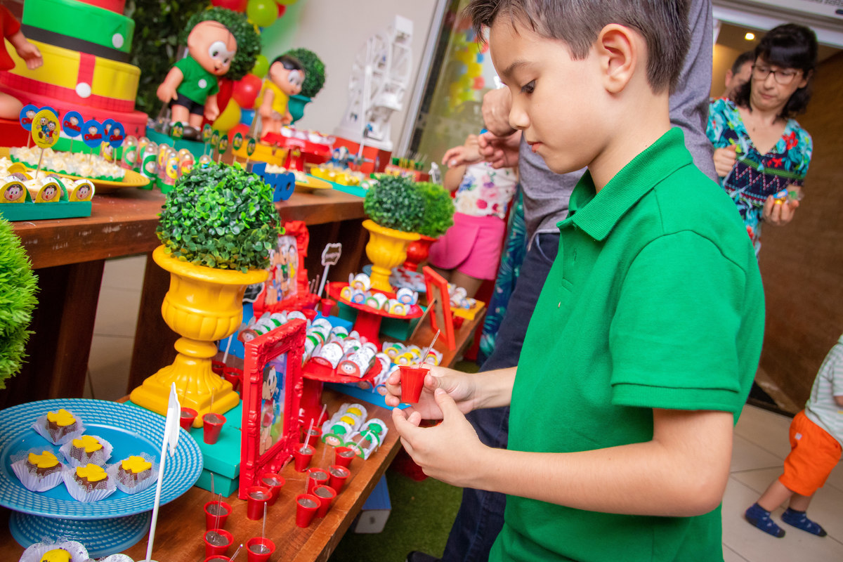 Aniversariante atacando os docinhos na hora do parabéns