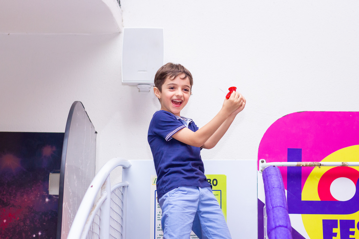 Menino feliz indo brincar no tombo legal