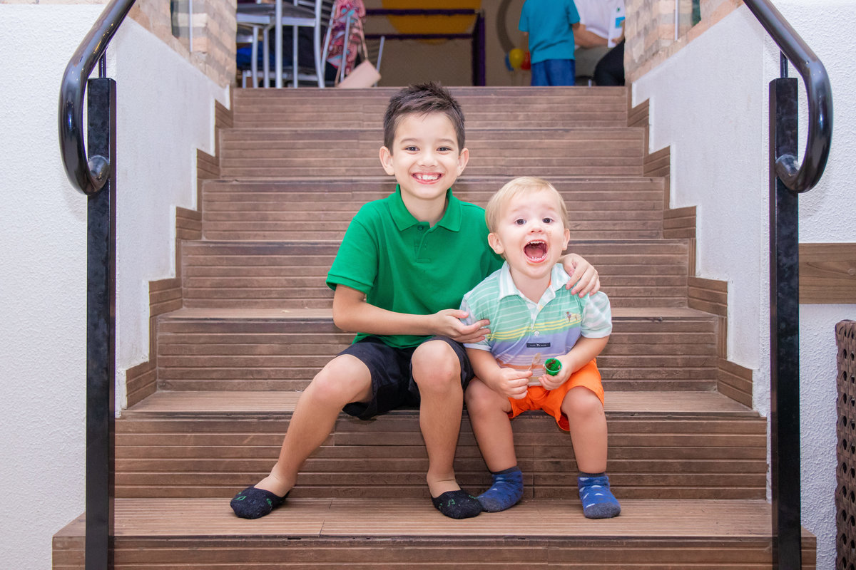Foto do aniversariante com o primo 