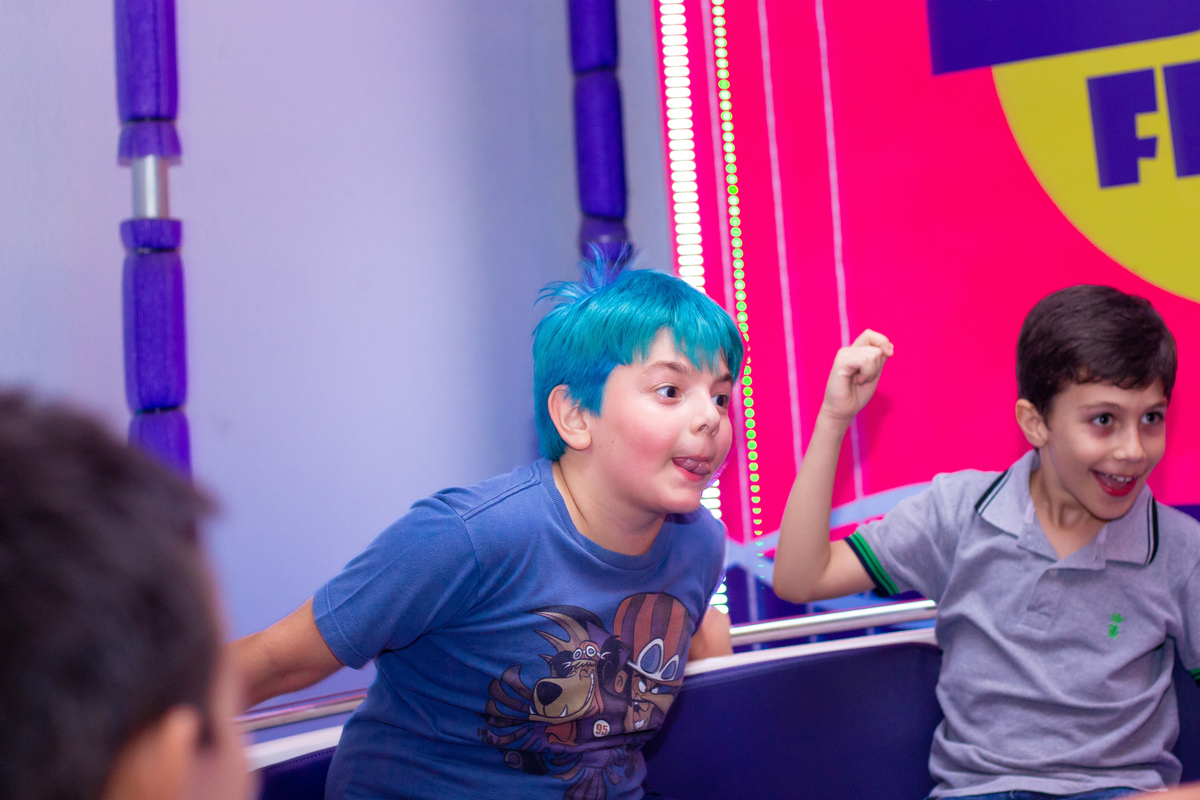 Menino de cabelo azul brincando no labamba