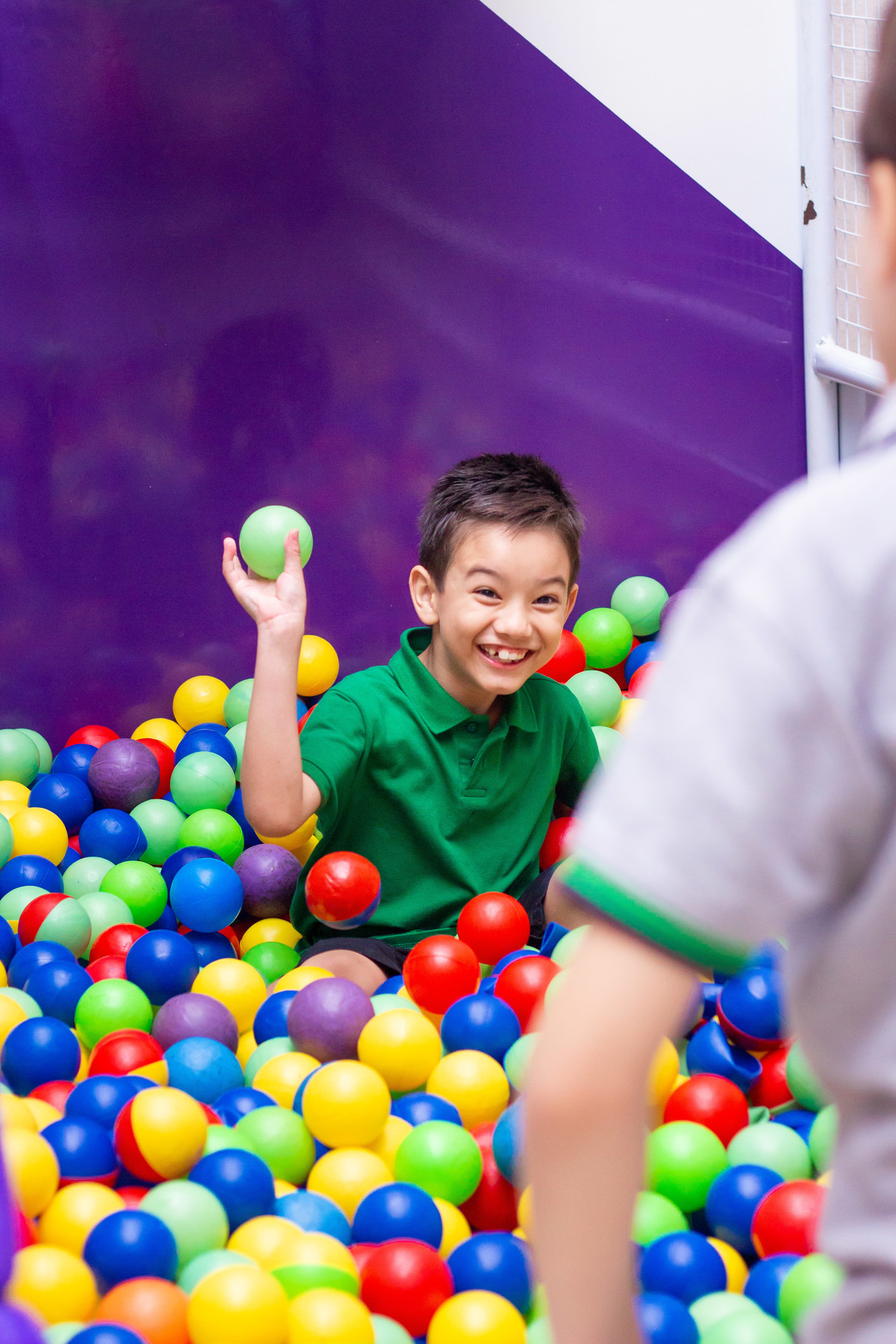 Aniversariante brincando na piscina de bolinhas