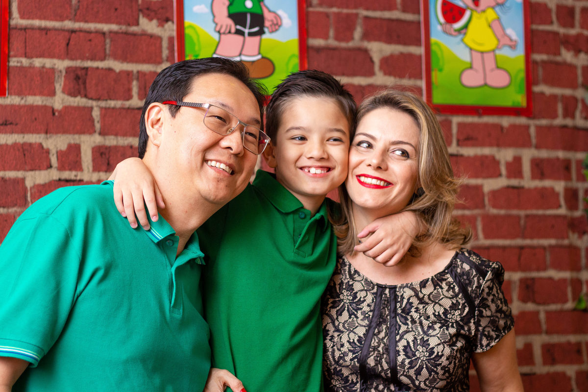 Foto com os pais na mesa do bolo