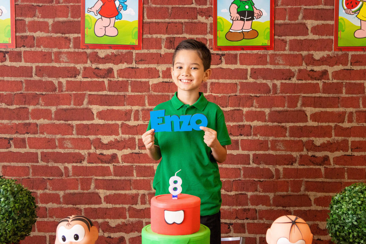 Foto do aniversariante na mesa do bolo