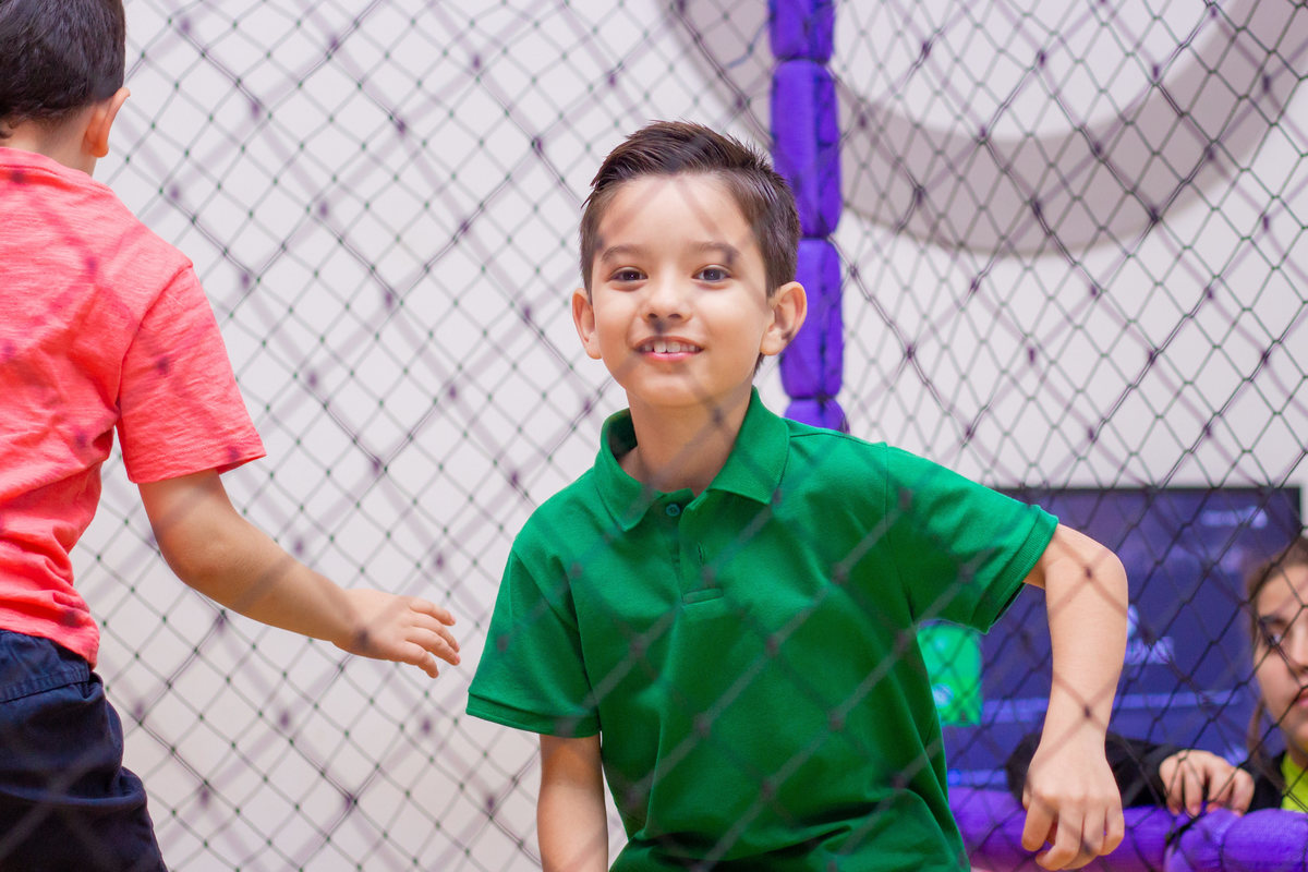 Aniversariante brincando na cama elástica