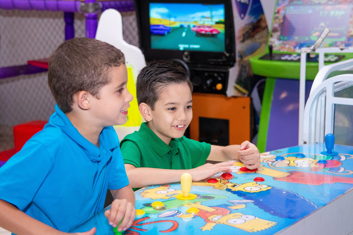 Aniversariante e seu amigo jogando