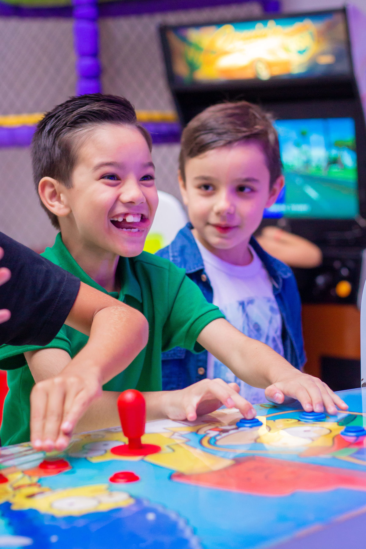 Sorriso espontâneo do aniversariante jogando video game