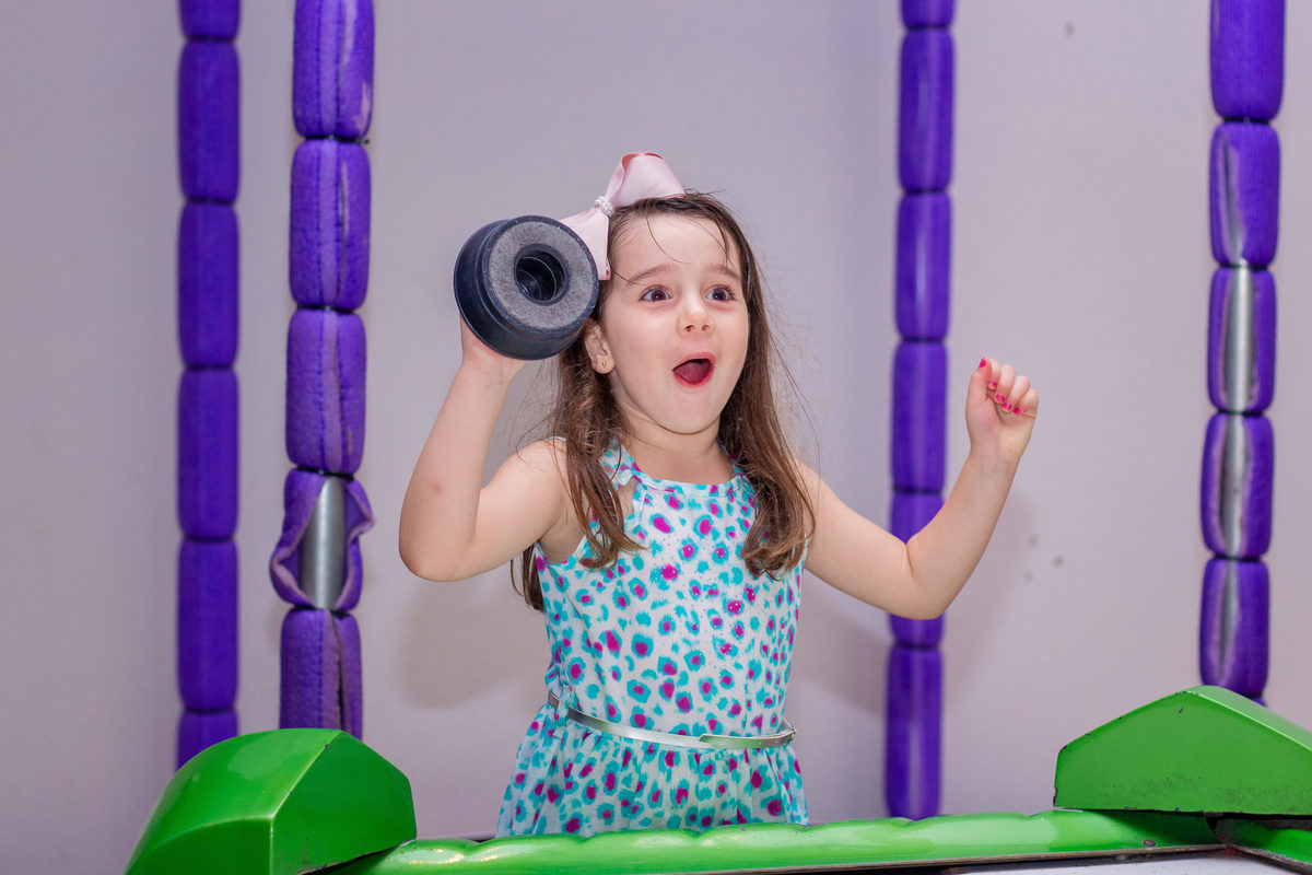 Menina comemorando sua pontuação no air hockey
