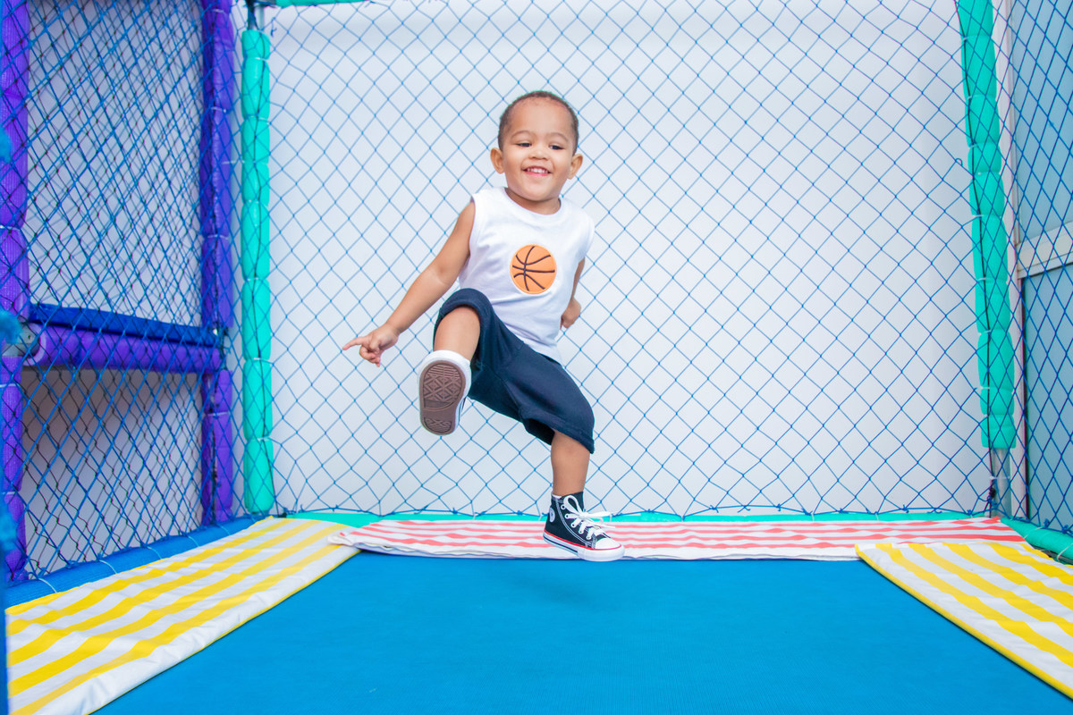 Aniversariante brincando na cama elástica