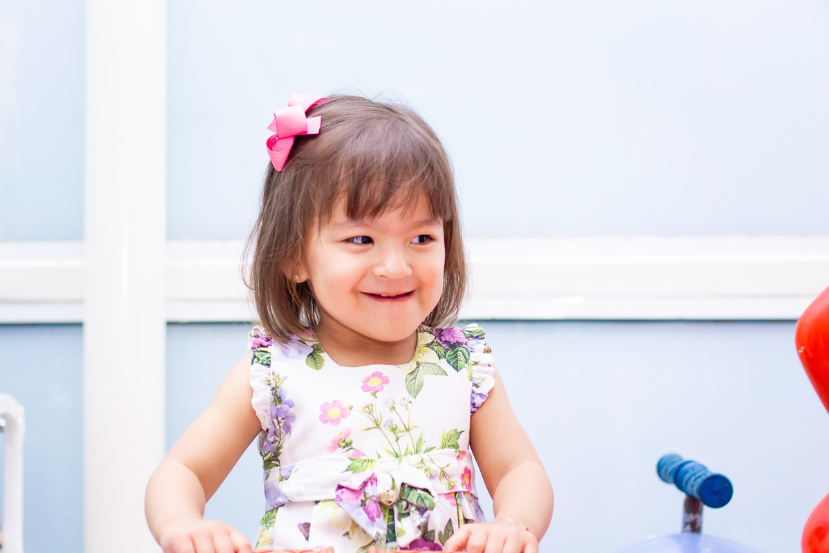 Menina rindo em aniversário