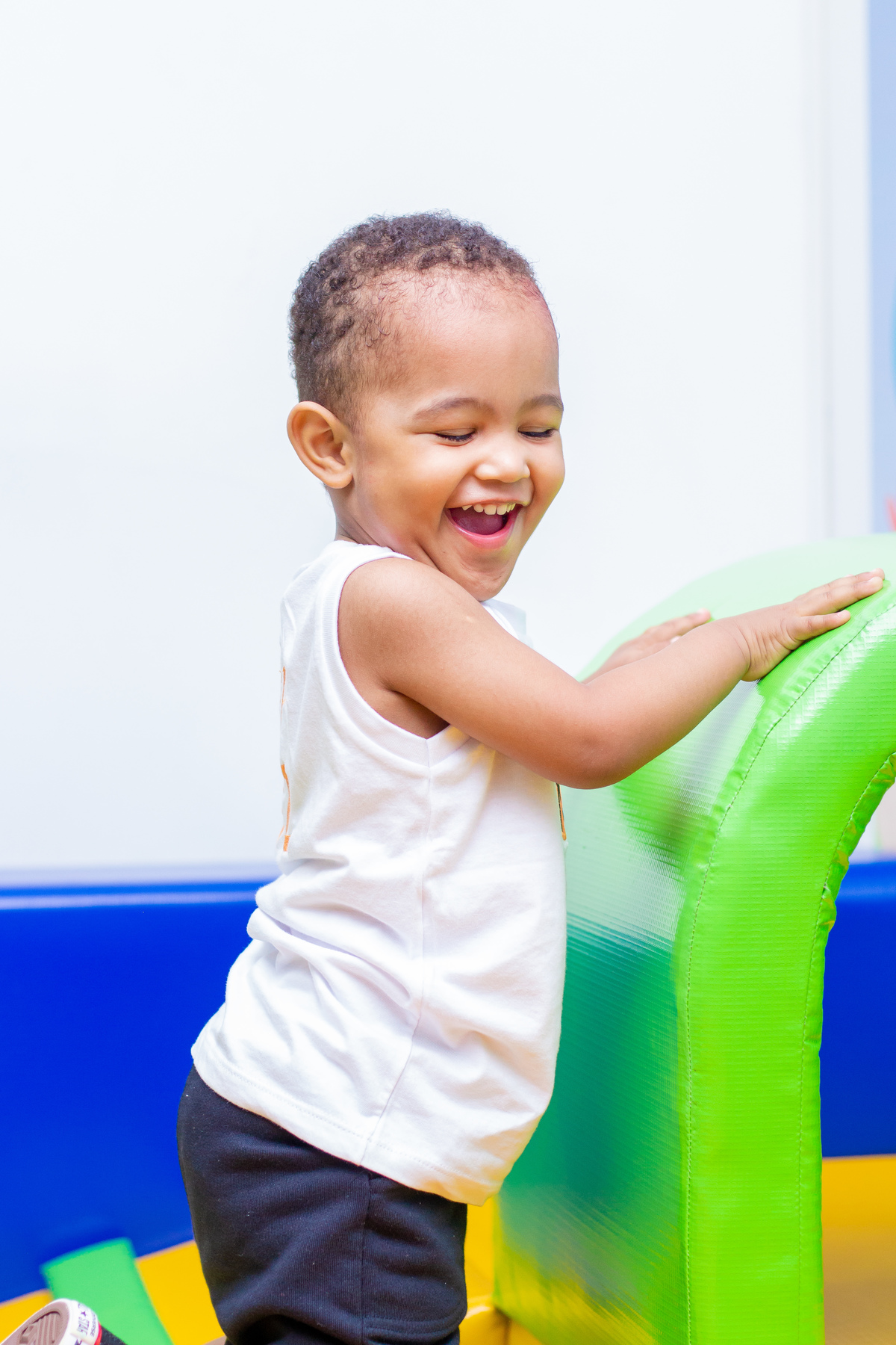 Aniversariante se divertindo na piscina de bolinhas