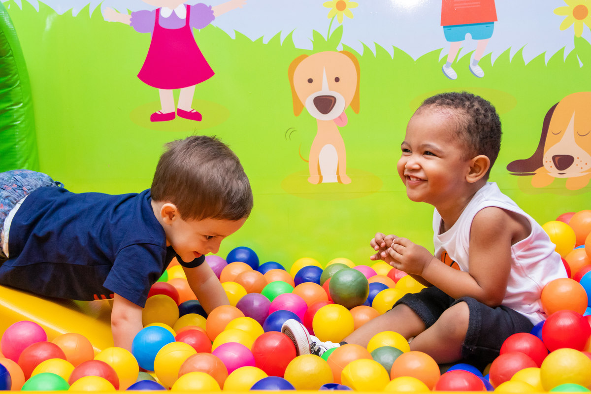 Aniversariante brincando com seu primo na piscina de bolinhas