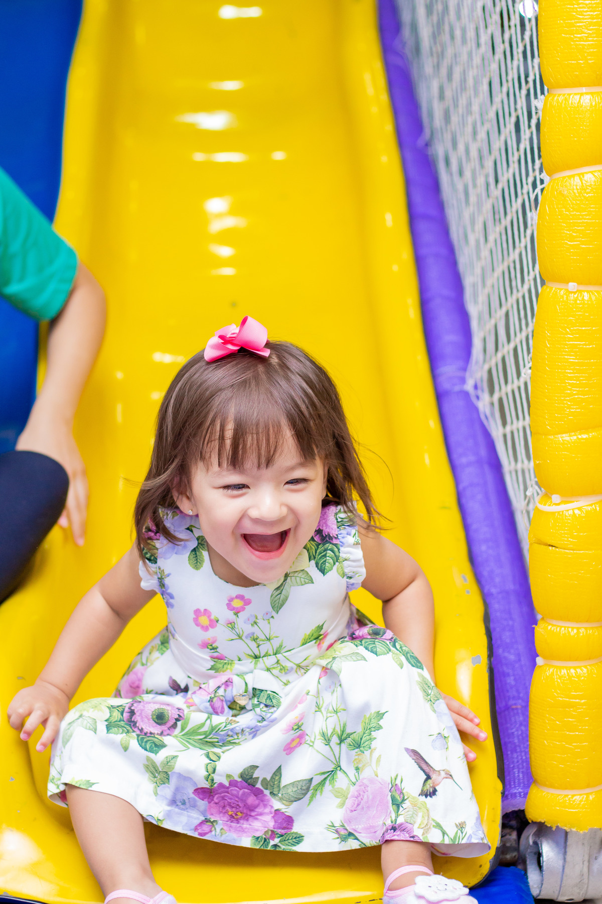 Menina se divertindo no escorregador