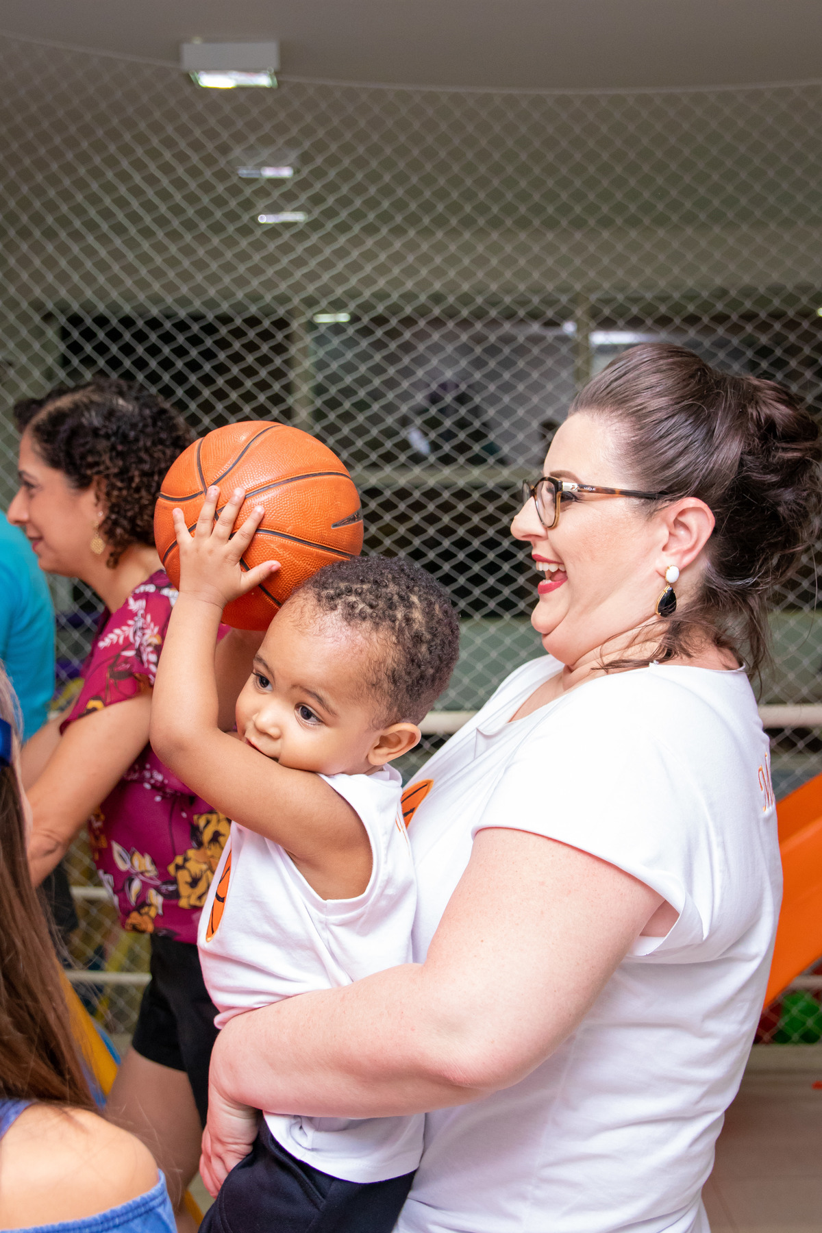 Mãe e filho brincando de basquete