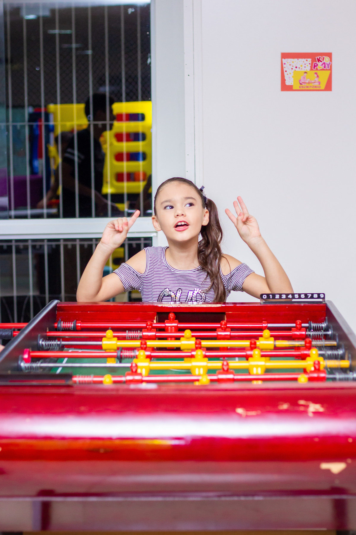 Menina brincando de juíza em jogo