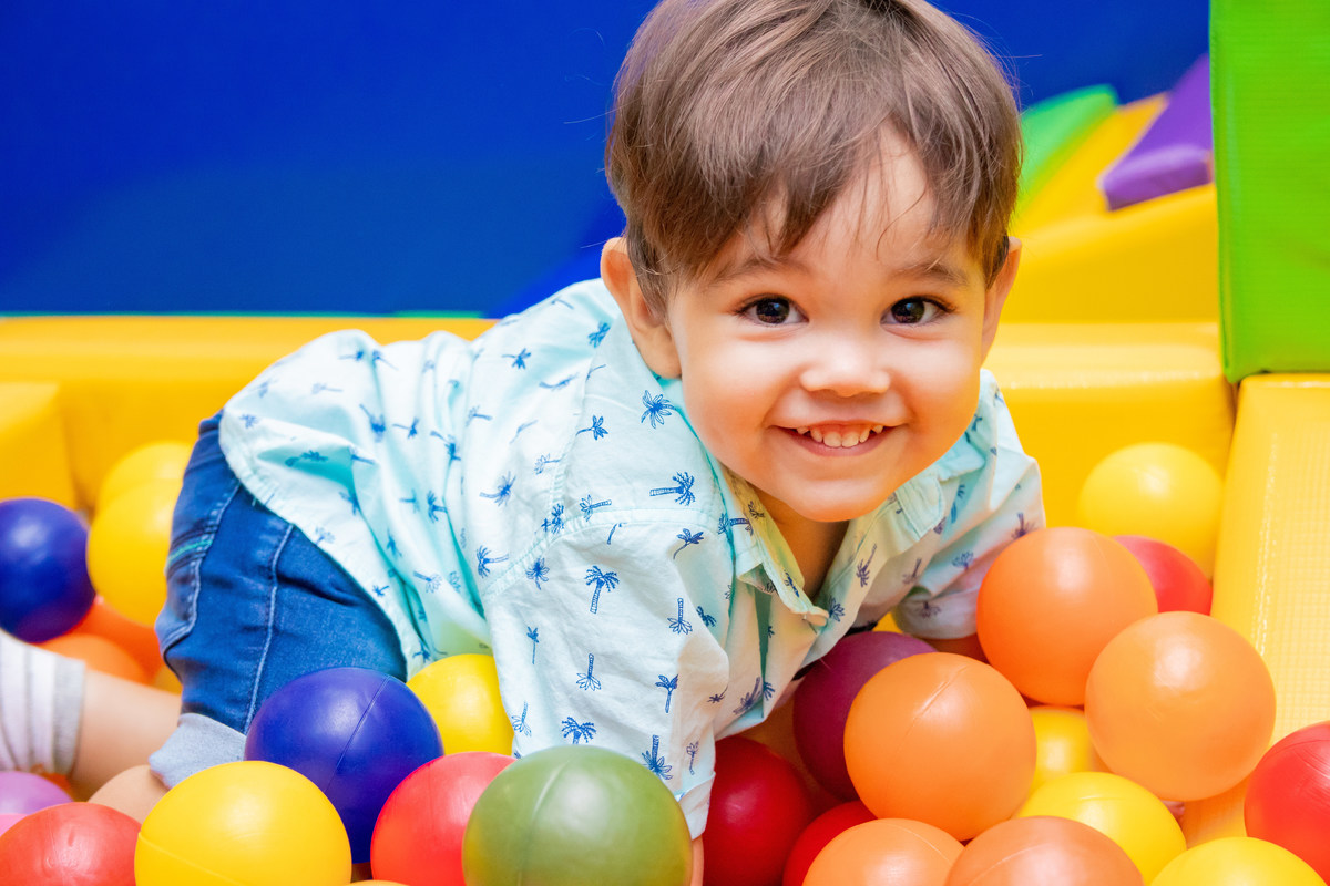 Menino rindo para a câmera