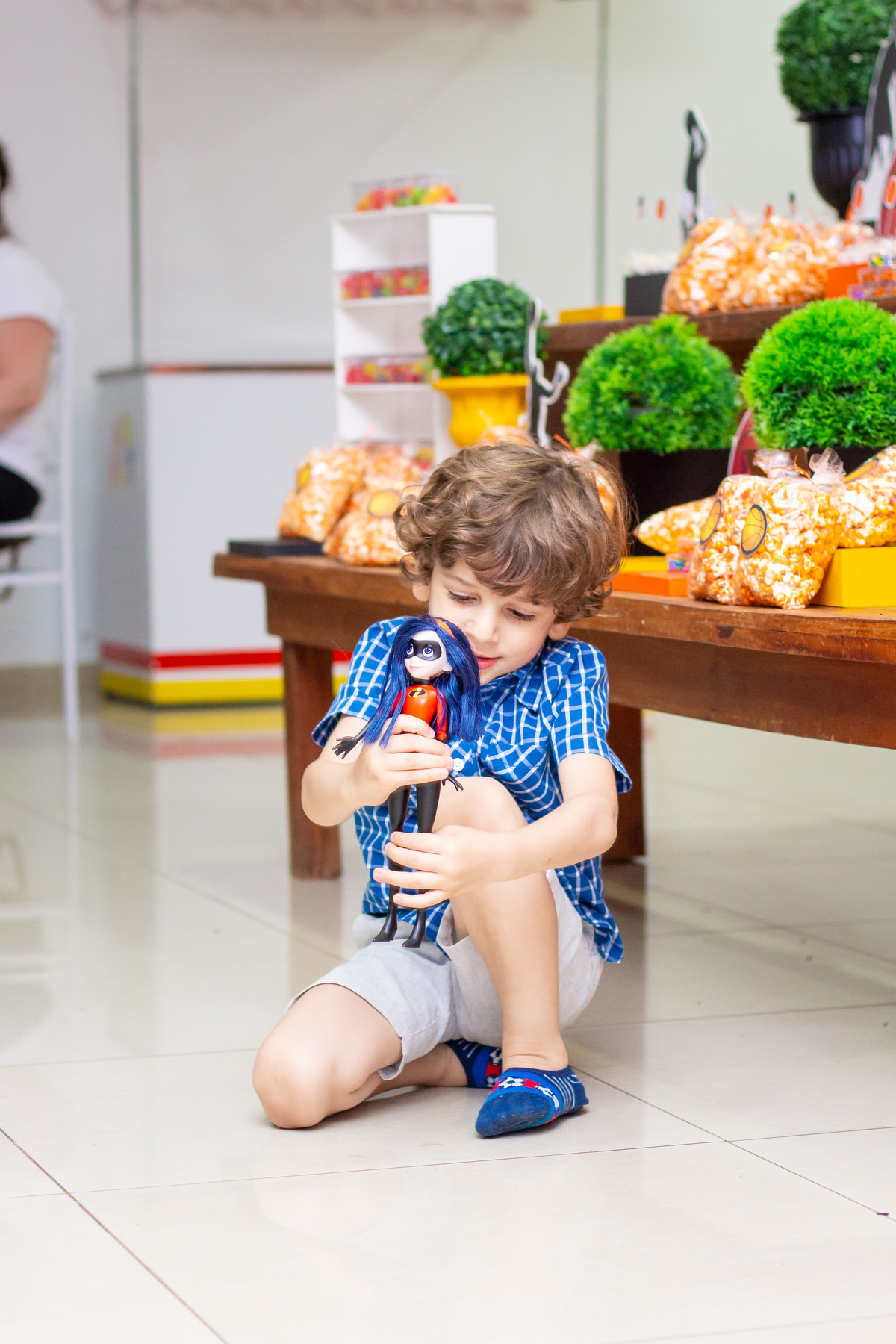 Menino brincando de boneca