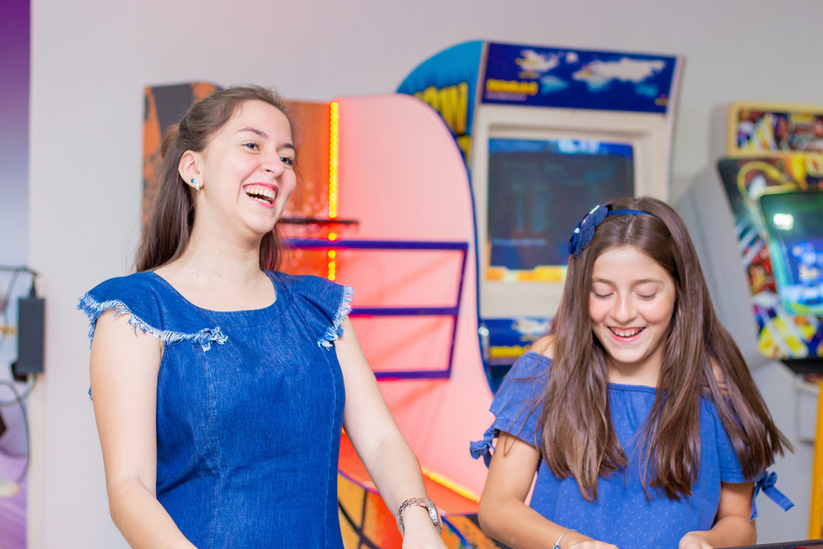 Irmãs sorrindo em aniversário