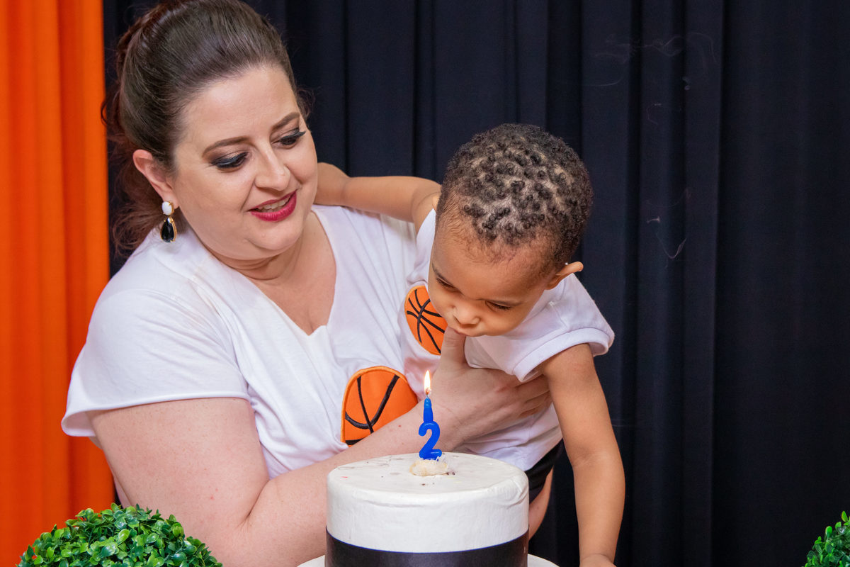 Aniversariante assoprando as velinhas