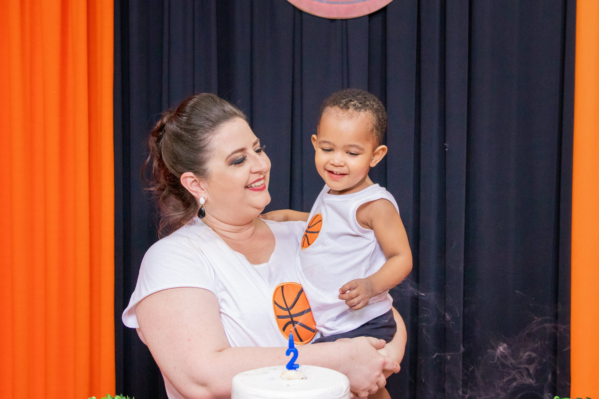 Aniversariante rindo após assoprar as velinhas