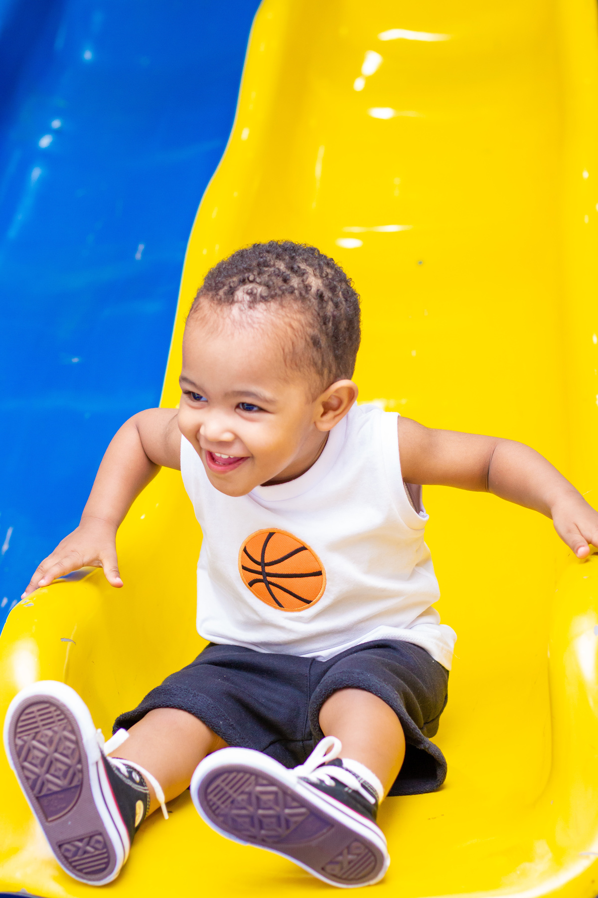 Sorriso espontâneo do Aniversariante, Aniversariante rindo no escorregador