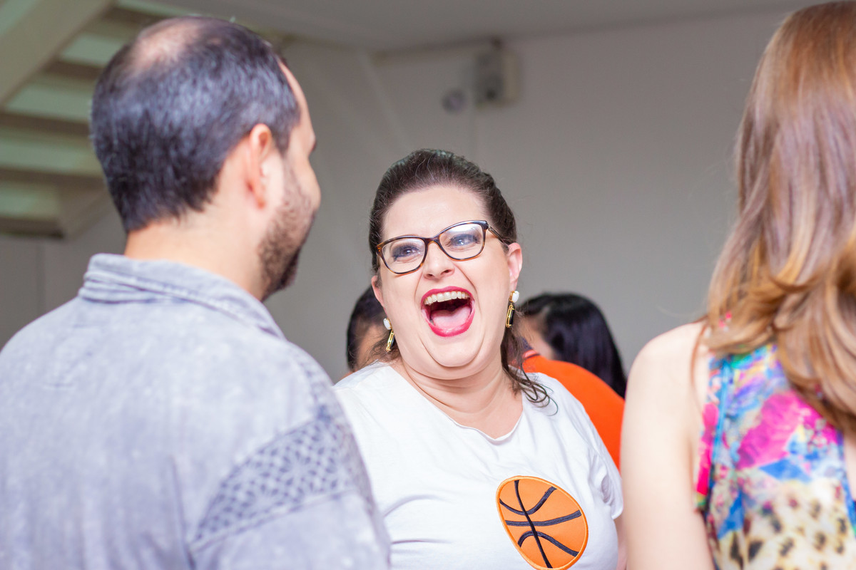 Sorriso espontâneo da mãe em aniversário