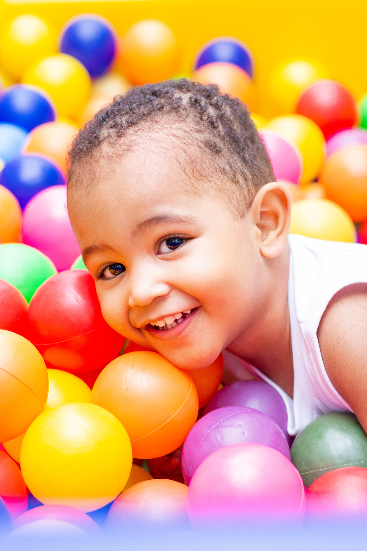 Aniversariante rindo na piscina de bolinha