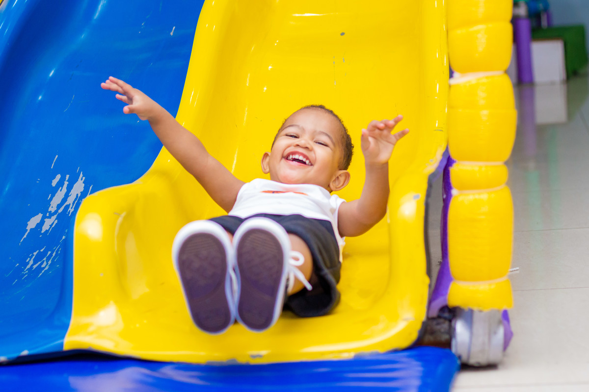 Aniversariante descendo no escorregador