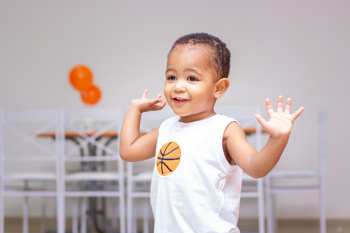 Aniversariante surpreso com sua festa