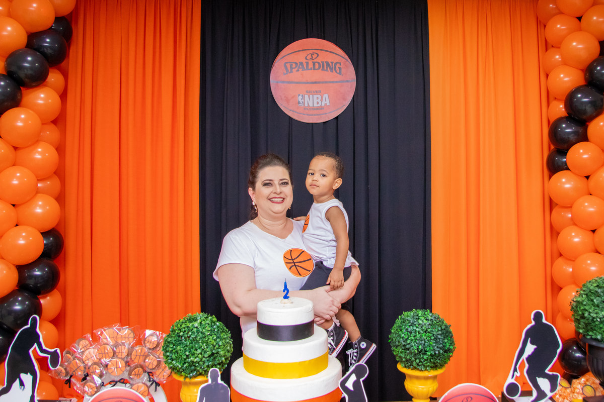 Foto com a mãe e Aniversariante na mesa do bolo