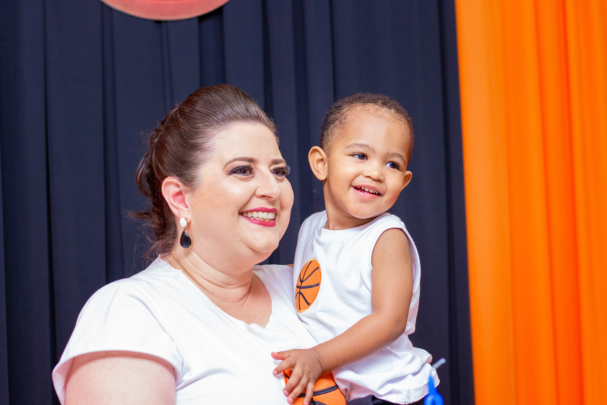 Mãe e filho na mesa do bolo