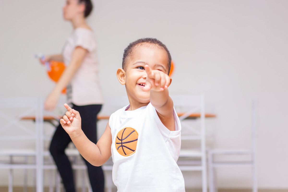 Aniversariante rindo em seu aniversário