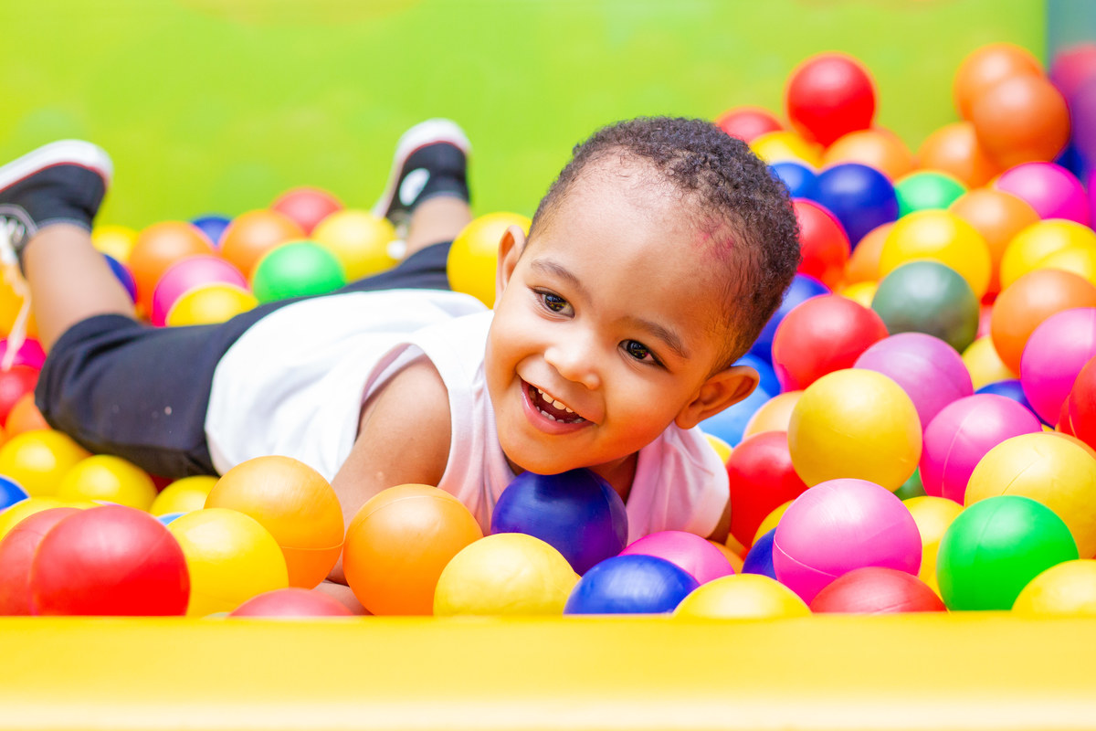 Aniversariante se divertindo na piscina de bolinha