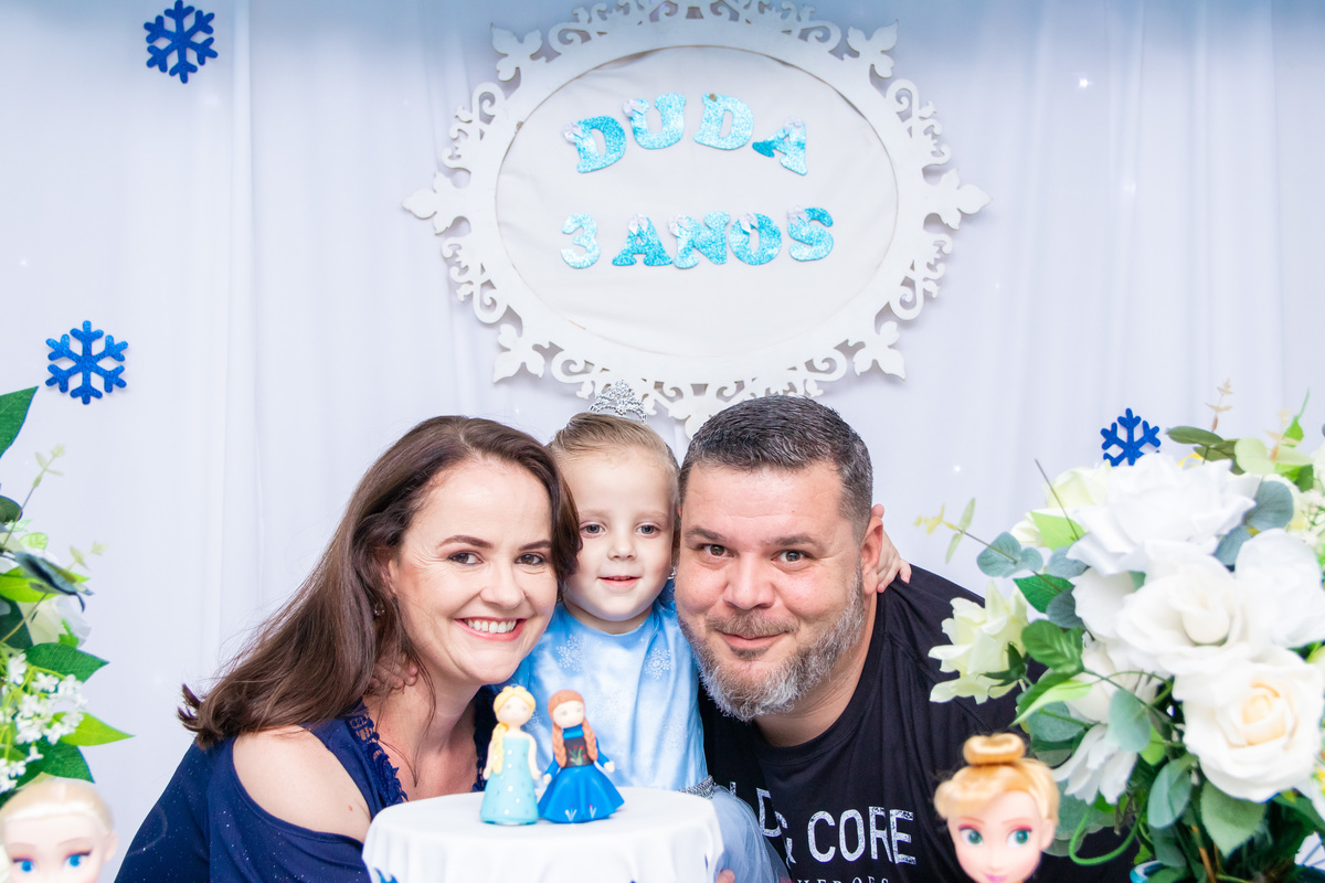 Foto com os pais na mesa do bolo