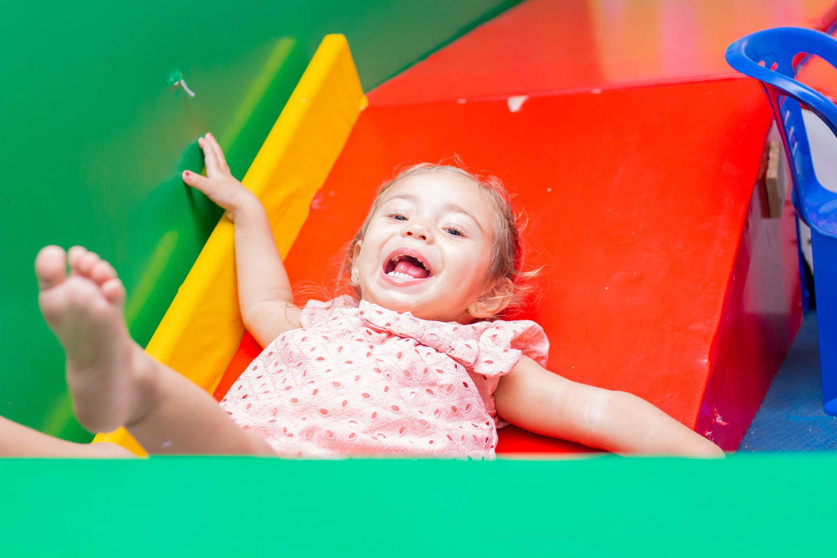 Menina brincando no escorregador