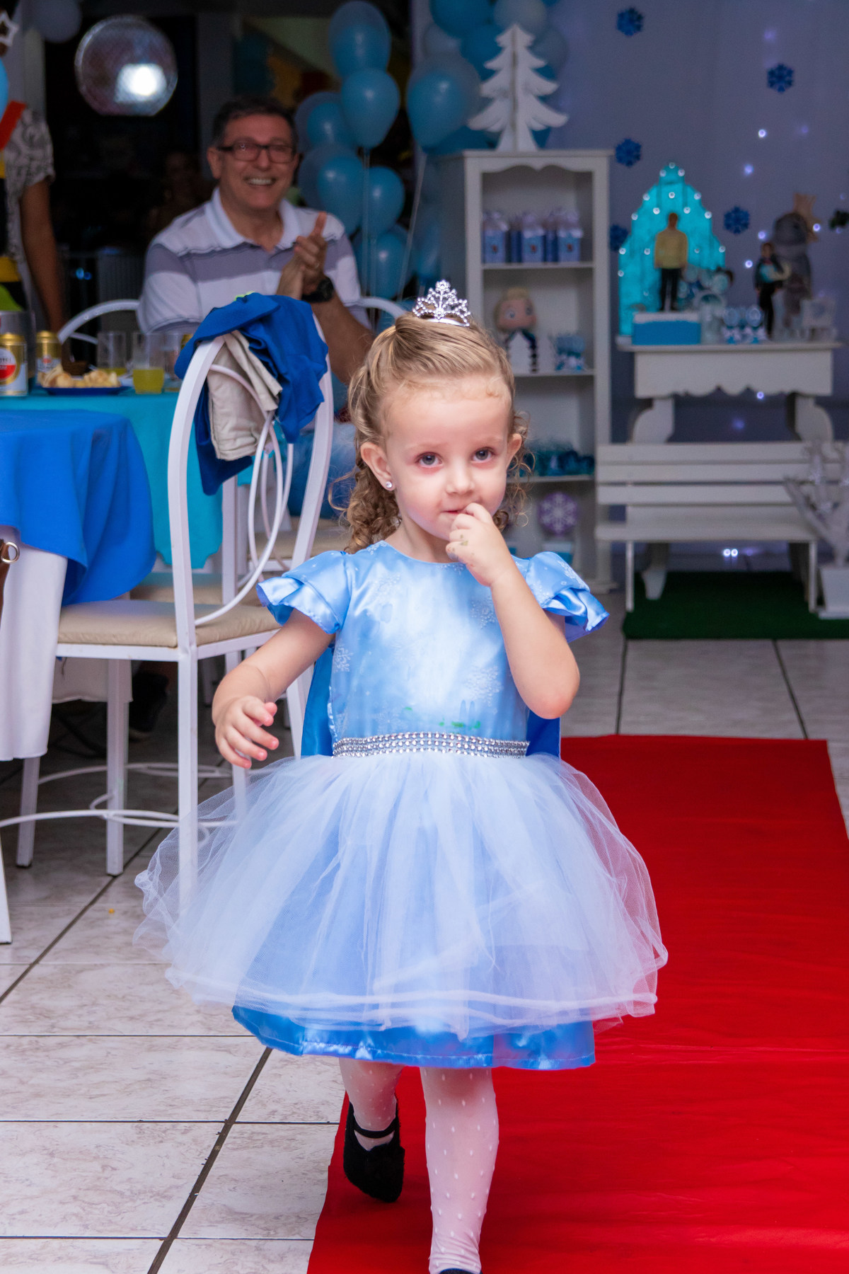 Aniversariante desfilando de Elsa