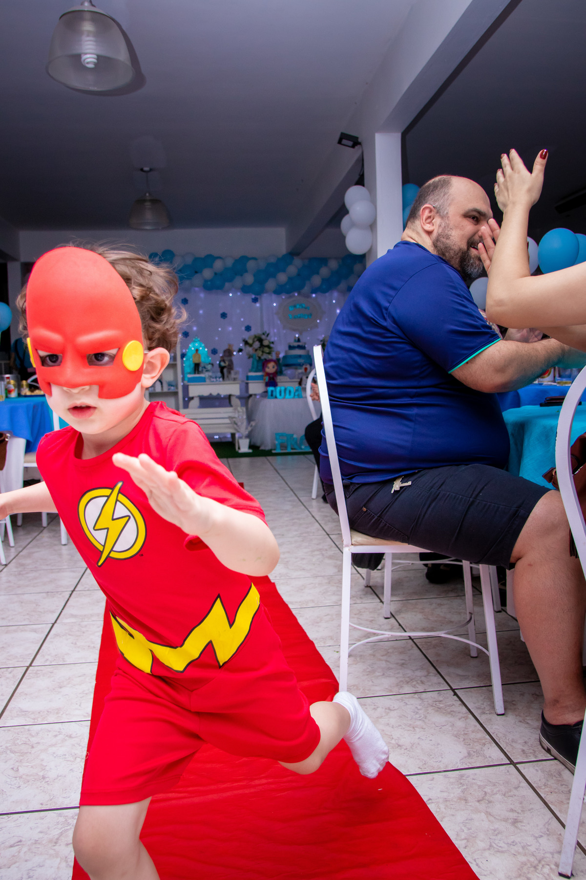 Menino desfilando de Flash