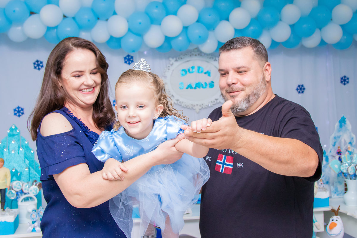 Pais brincando com a Aniversariante