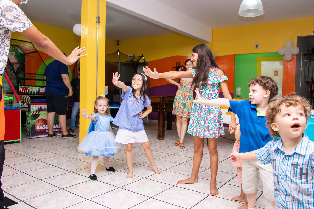 Aniversariante e seus amigos brincando de dançar