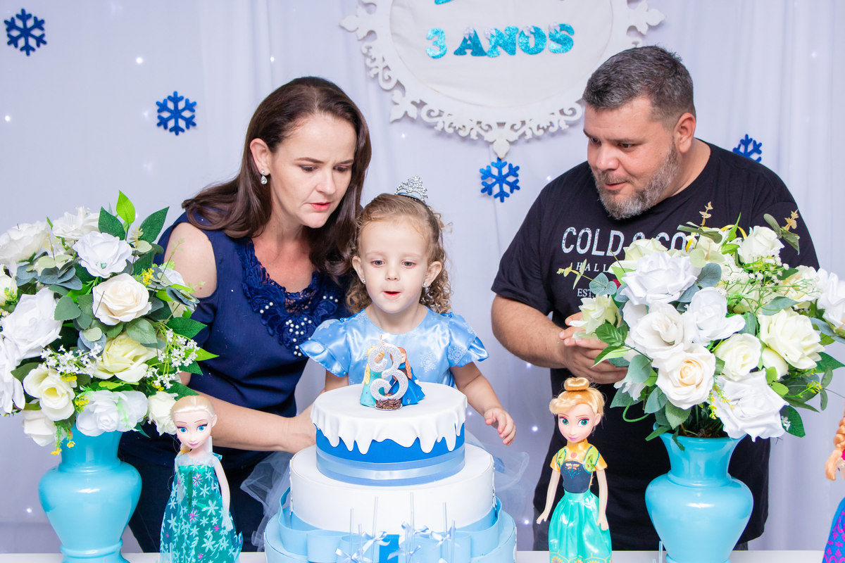Aniversariante assoprando as velinhas