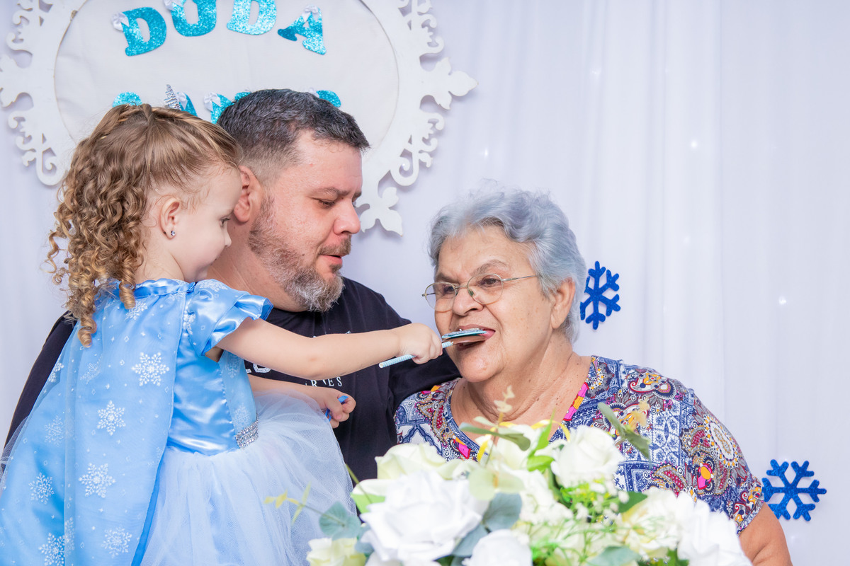 Aniversariante dando doce para a vovó