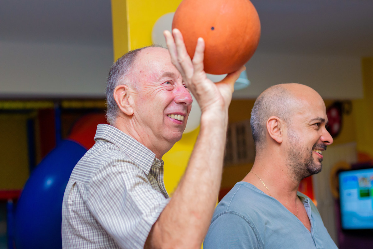 Vô brincando de basquete