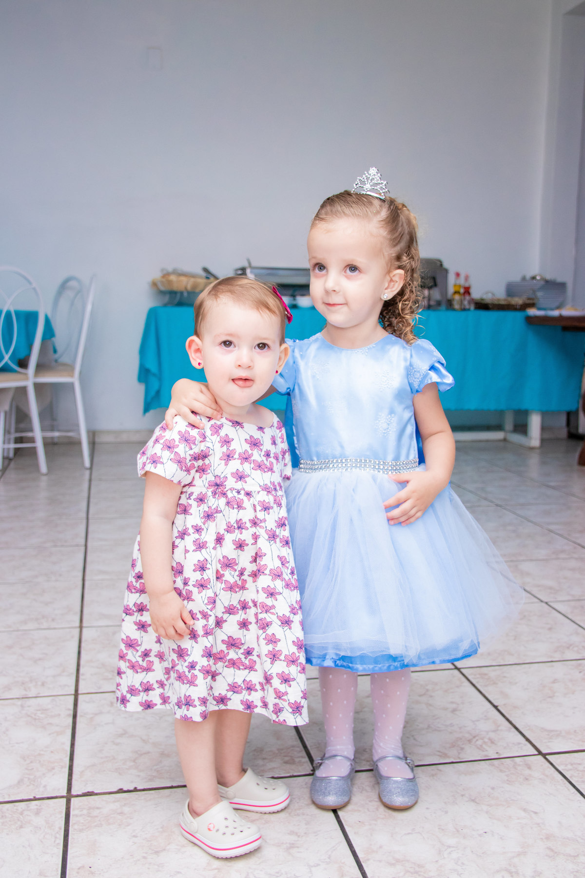Aniversariante e sua prima sorrindo para a foto