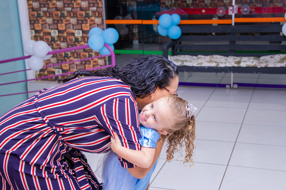 Aniversariante recebendo abraço de seus convidados
