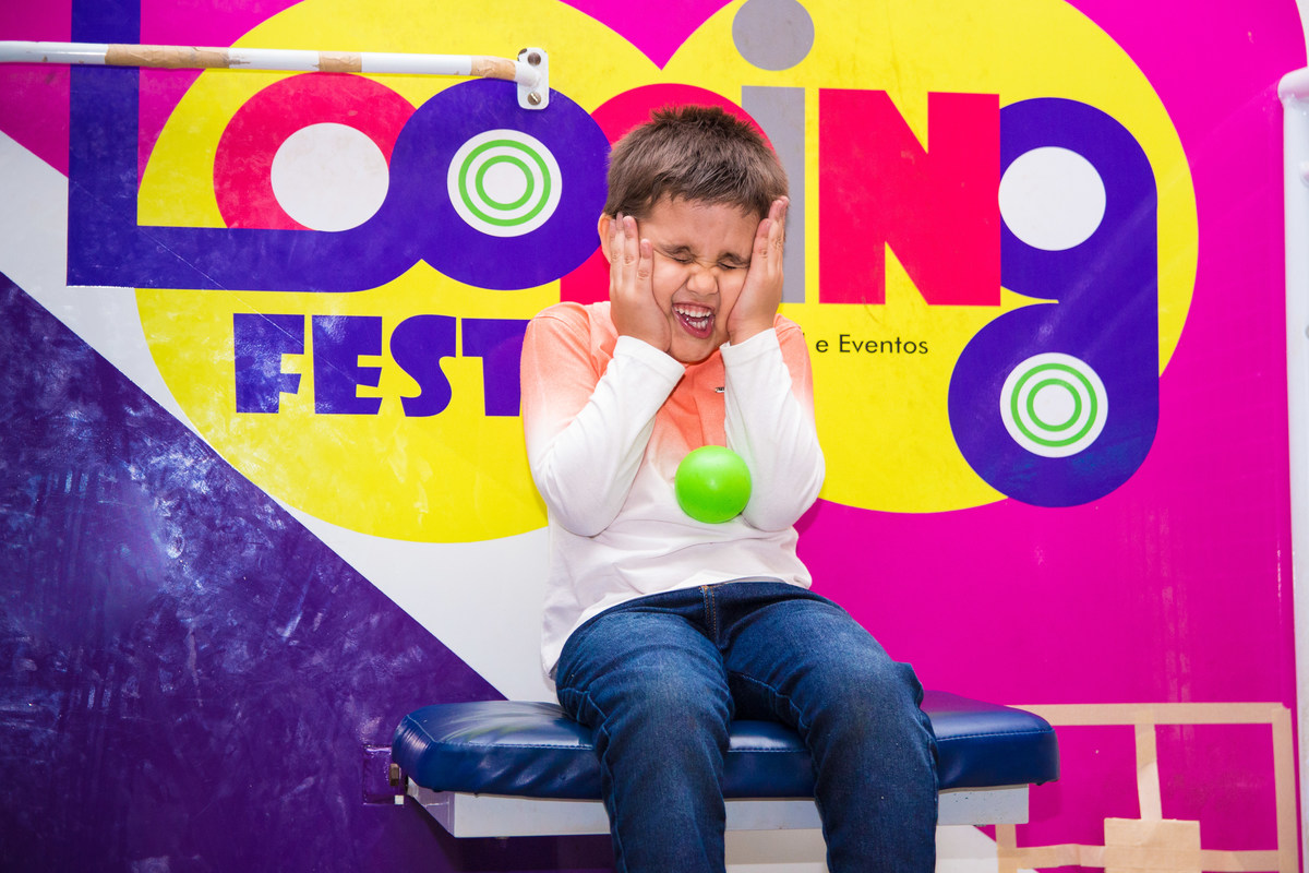 Menino brincando no tombo legal