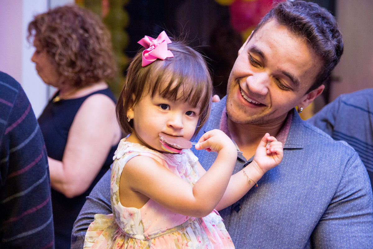 Aniversariante comendo chocolate em sua festa